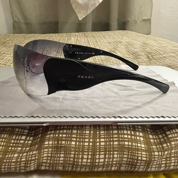 Prada Black Wave Wraparound Rimless Vintage Sunglasses - Picture 4 of 16